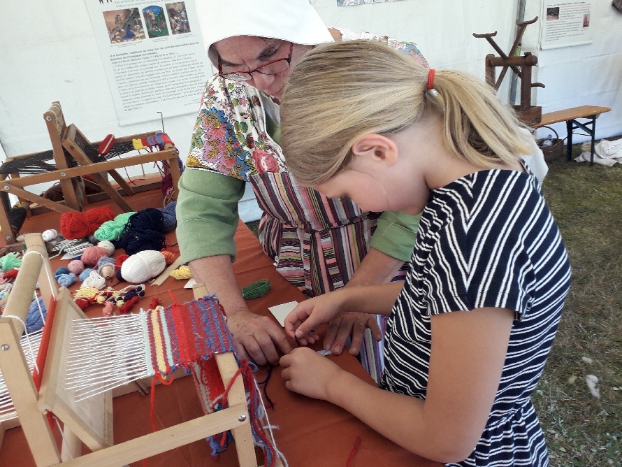 Atelier tissage et poupées de laine